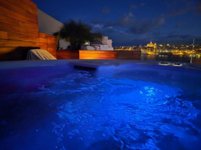 Unique Seafront Triplex Penthouse with Panoramic Bedroom & Rooftop Jacuzzi overlooking Valletta